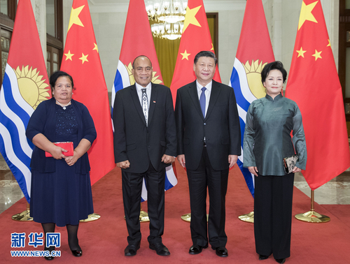 1月6日，国家主席习近平在北京人民大会堂同基里巴斯总统马茂会谈。这是会谈前，习近平和夫人彭丽媛同马茂总统夫妇合影。 新华社记者 黄敬文 摄