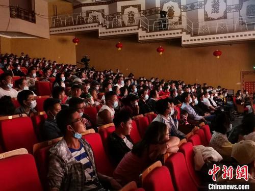 图为7月10日晚，拉萨观众在欣赏话剧《八廓街北院》。　张伟 摄