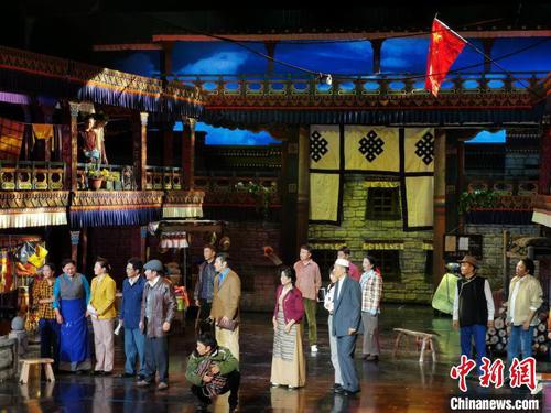 图为7月10日晚，《八廓街北院》演出剧照。　张伟 摄