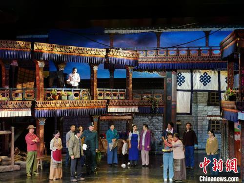 图为7月10日晚，《八廓街北院》演出剧照。　张伟 摄