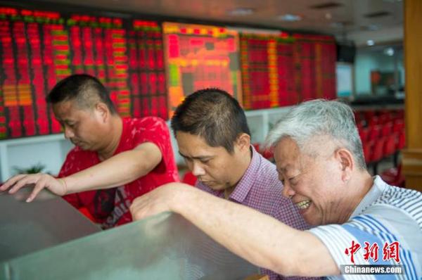 海口某证券营业部的股民关注大盘走势。<a target='_blank' href='http://www.chinanews.com/'>中新社</a>记者 骆云飞 摄