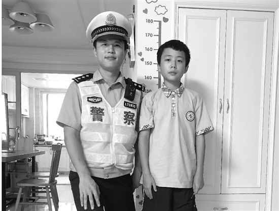 阿姨不戴头盔还当街发飙 男孩给出“唐僧式”教育