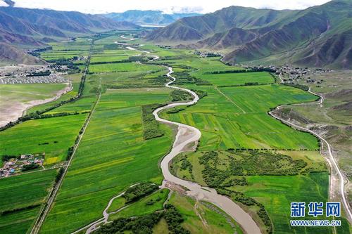 拉萨市林周县江热夏乡田园景色(7月14日摄,无人机照片)。 林周县地处西藏中部,拉萨河上游。夏日时节,这里水草丰茂,绿意盎然,河流、村落、农田组成一幅美丽的田园画卷。 拉萨市林周县江热夏乡田园景色(7月14日摄,无人机照片)。 林周县地处西藏中部,拉萨河上游。夏日时节,这里水草丰茂,绿意盎然,河流、村落、农田组成一幅美丽的田园画卷。