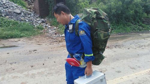 张雷步行去水灾灾区的路上