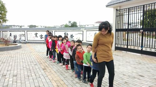 唐清英和孩子做游戏