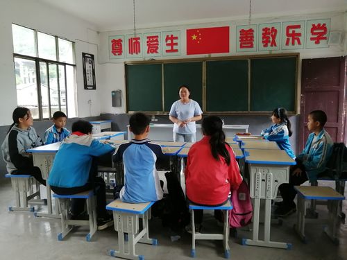 李前梅到五年级教室宣传安全常识