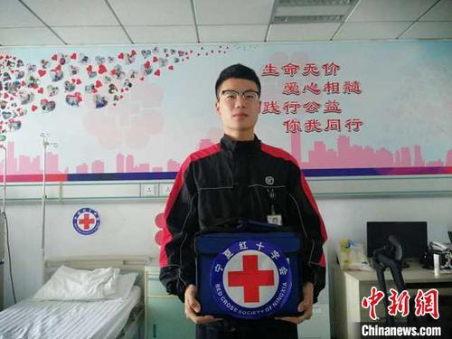 王浩手拿装着造血干细胞的“爱心快递”。　受访者供图　