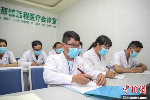 贵州远程医疗资料图。　瞿宏伦 摄