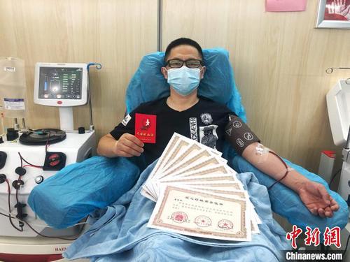 唐树林正在捐献血浆　汪昊　摄