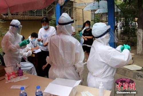 资料图：医护人员为居民进行核酸检测。中新社记者 史玉江 摄