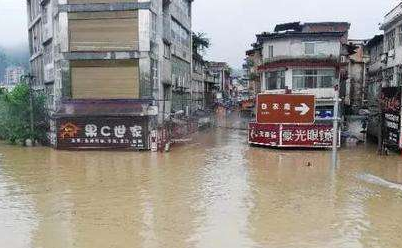 面对洪水肆虐 铁军奋勇担当