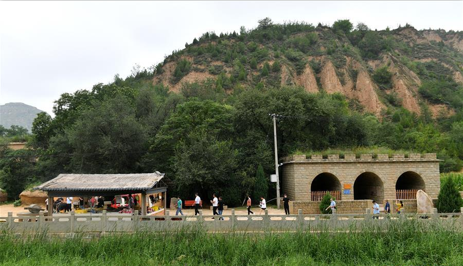 陕西梁家河：黄土高原小山村 脱贫迈上小康路