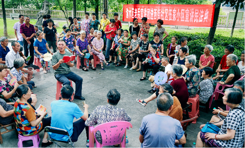 连日来，江西新余市渝水区政协组织从事法律工作的政协委员深入街道社区开展民法典社区讲堂，用通俗易懂的语言和丰富的实例，向社区居民讲解民法典。图为政协委员在城南街道西街社区向居民宣讲《中华人民共和国民法典》。廖海金摄