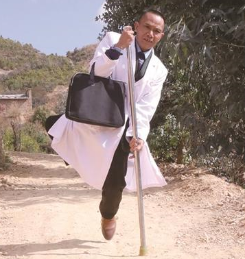 “单腿”村医守护村民健康30年