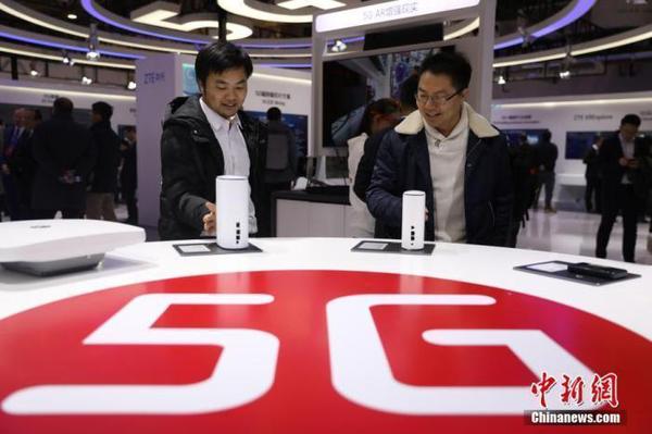 资料图：参观者在观看5G设备。中新社记者 蒋启明 摄