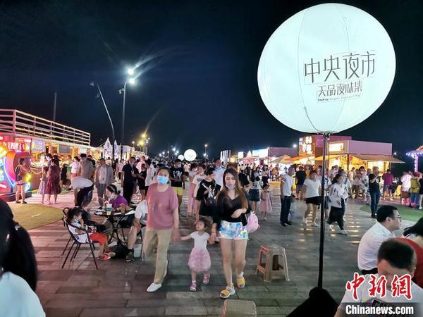 热闹的夜市。　赵桂华 摄