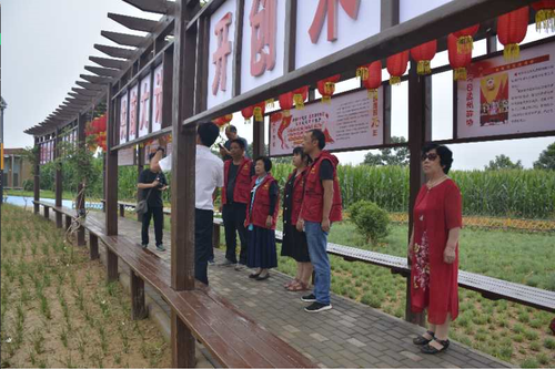 市民观察团在西岭守望园廊亭内参观