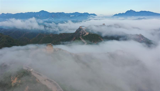 云雾笼罩金山岭