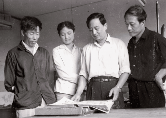 1985年王星记扇厂，左起潘飞仑、钱小纯、朱豹卿、曾宓