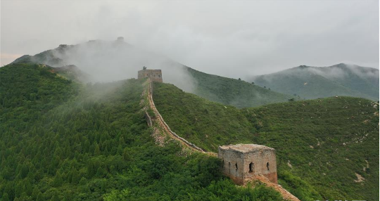 河北迁安：云雾笼罩长城