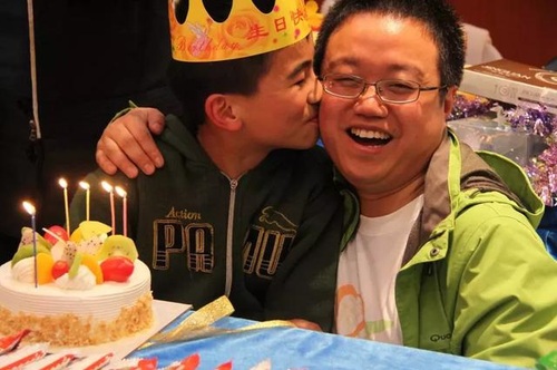 孙冰为江西孤儿过生日。　（受访者供图）
