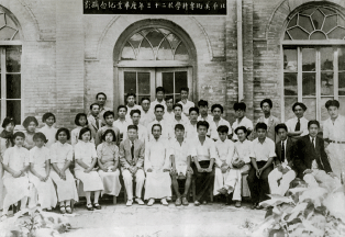 北平美术专科学校毕业纪念合影（一九三四年摄，前排正中为王悦之）