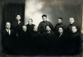 一九二二年北京阿博洛学会同仁合影。前排自左起：郭志云、李毅士、韩子极、钱铸九、夏伯鸣、吴法鼎；后排左起钱稻孙、王悦之、王子云、陈启民、高叔达