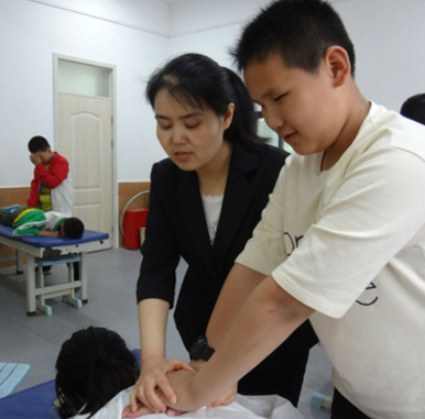 盲人教师用爱心照亮孩子们的光明人生