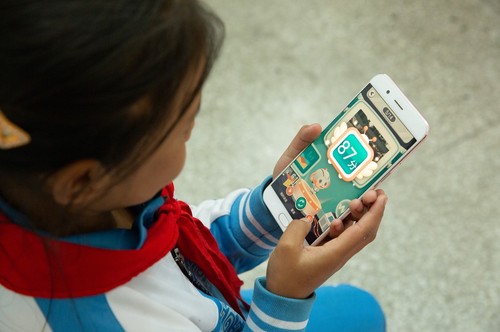 孩子们使用“AI老师普通话教学系统”学习