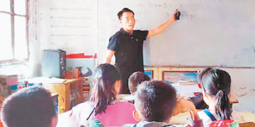 十年前爬着上学 十年后站着支教