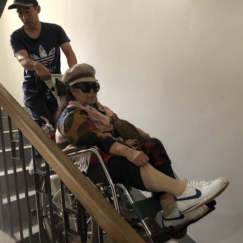 玉蜓养老助残服务中心员工王子强为老人提供无障碍出行服务。　本报记者　郭帅　摄