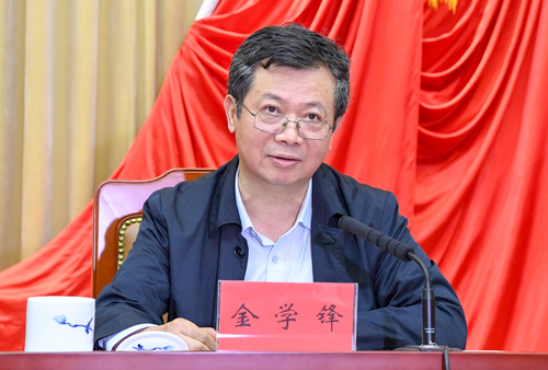 全国政协机关副秘书长、机关党组成员、办公厅研究室主任金学锋作交流讲话
