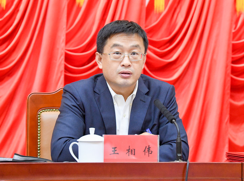 人民政协报社党委书记、社长王相伟主持会议