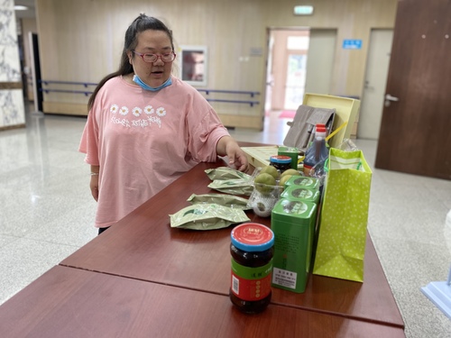 潘婷介绍她带来的货　本报记者　顾磊　摄