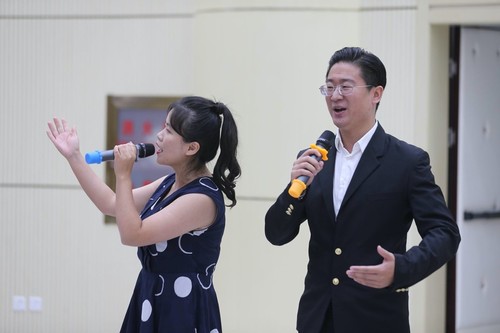 座谈会上，与会代表还共同演唱了由张海迪作词、盲人歌手蒋灿作曲的《我心向天唱》