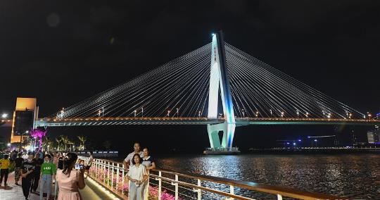 椰城夜色引游人