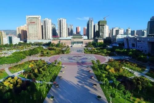 绿树香花扮靓高原城市（走向我们的小康生活） 