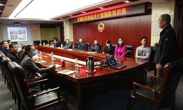 大家在培训中认真听讲