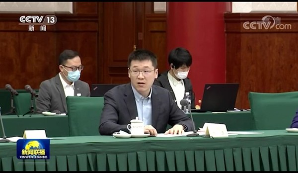 10月15日，拼多多CEO陈磊（前排发言者）作为惟一的特邀企业代表，受邀参加全国政协双周协商座谈会，提出培养数字农业电商人才、制订农产品分级分类标准等解决农产品销售难的建议。（图片来源：央视《新闻联播》）