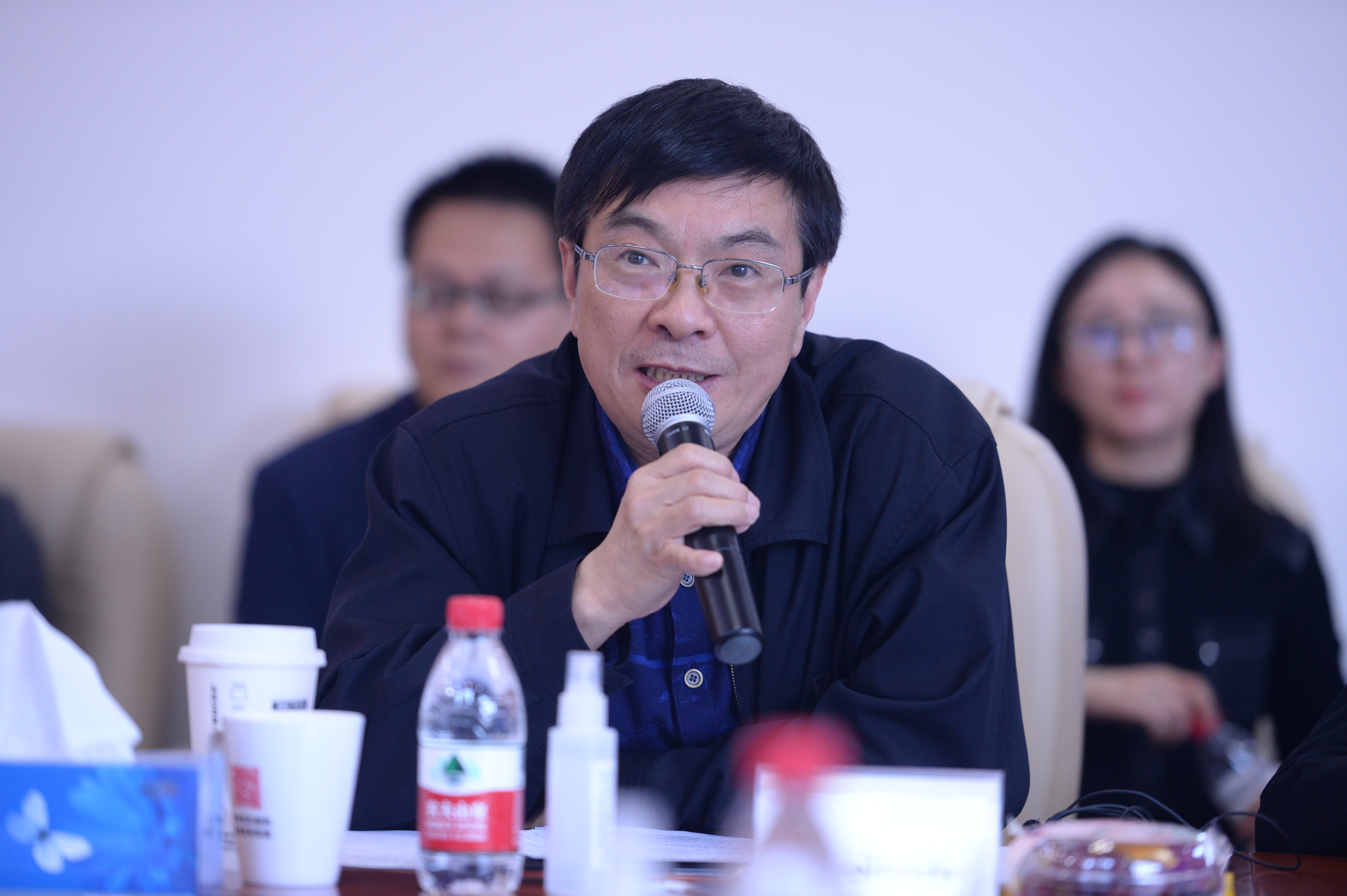 全国政协委员花亚伟：改变“跟跑”思路 多方面促进国产医药创新
