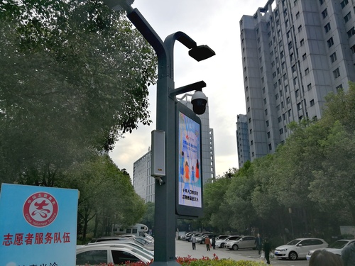 集路灯、视频监控、LED显示屏于一体的智能物联杆