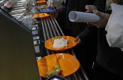 【2020·指尖城市】按需取量自动计重 别人家的食堂“好智慧”