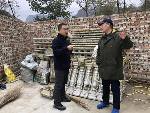段振鹏书记和“三同”小分队队员身后地上摆着的模具就是王红亮用于制作罗马柱的模具。