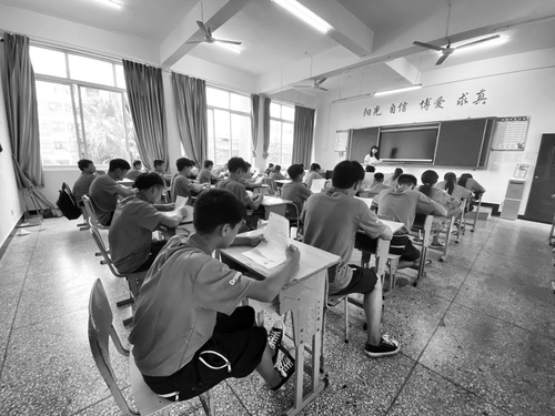 孩子们在桐华班上课　本报记者　顾磊　摄
