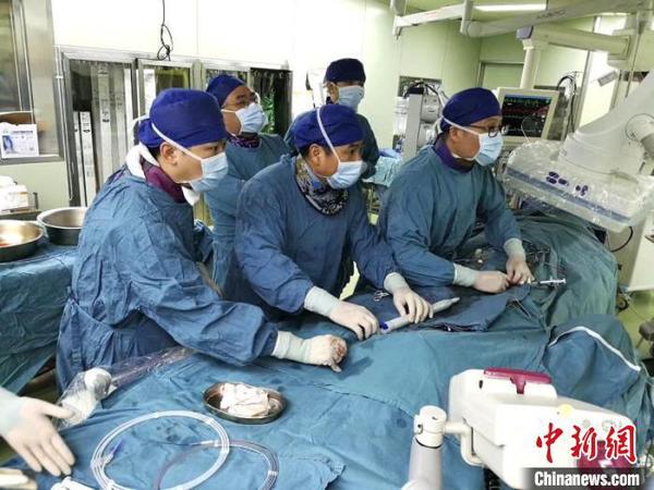 资料图：医生为患者进行手术(图文无关)新华医院供图