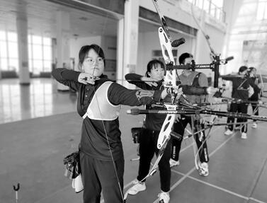 11岁学射箭苦练坚持 16岁女孩独揽6块省级射箭金牌