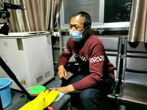 饲养员丁泽良向记者讲述他与江豚的故事。人民政协网记者 付振强 摄