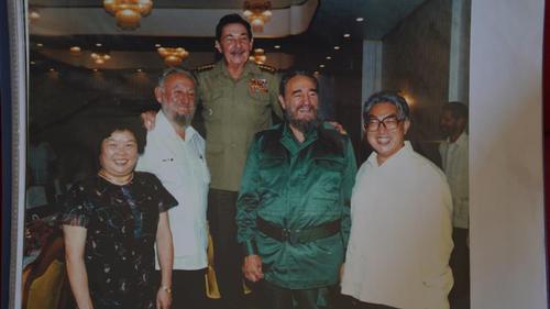卡斯特罗三兄弟和徐贻聪大使夫妇在一次活动上。