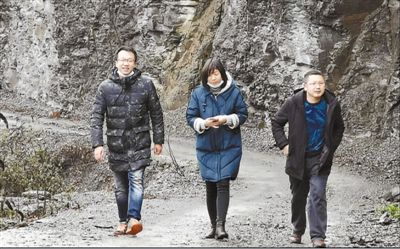 图为谢睿（左一）正在入户走访路上。资料图片