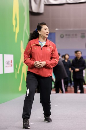 奥运冠军张宁带领大家热身 奥运冠军张宁带领大家热身